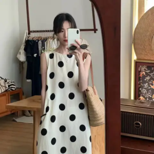 ชุดเดรสฤดูร้อนแขนกุดจุดคลื่นสไตล์ฝรั่งเศสหรูหราสําหรับผู้หญิง A-Line Silhouette กระโปรงยาวกระชับสัดส่วนพร้อมคอกลม