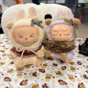 ชุดตุ๊กตา Labubu ทำจาก PVC ผ้าพลัฌลายตารางหมากรุกสำหรับคริสต์มาส ชุดคลุมสำหรับงานปาร์ตี้ ตุ๊กตาที่สามารถนั่งได้ ขนาด 17 ซม อุปกรณ์เสริมสำหรับตุ๊กตาสะสม