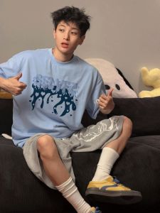 เสื้อยืดแขนสั้นผ้าฝ้ายลายพิมพ์มีสไตล์สำหรับผู้ชาย ทรงหลวม ทรงลำลอง สำหรับฤดูร้อน สีฟ้าอ่อน เสื้อแขนสั้นแบบสวมหัว