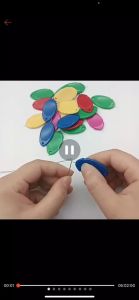 Dụng Cụ Xỏ Chỉ Bằng Nhựa Hình Chiếc Lá Tiện Dụng