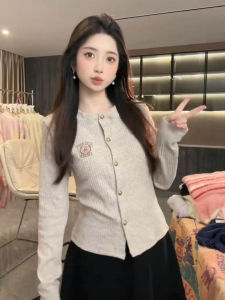 เสื้อยืดคอกลมแขนยาวปักลายตัวอักษรสไตล์ฝรั่งเศสสำหรับผู้หญิง เสื้อคลุมคาร์ดิแกนถักแบบมีกระดุม ทรงสลิมฟิต แขนสั้น ทรงปกติ