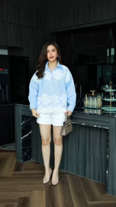 เสื้อCottonริ้วเกรดพรีเมี่ยม ผ้าดีมากค่ะ งานแต่งด้วยผ้าลูกไม้สีขาว เสื้อเชิ้ตทรงคลาสสิคใส่แล้วสวย ชิลสุดๆค่ะ มี 4 สี ริ้วฟ้า ริ้วชมพู พื้นฟ้า พื้นขาว