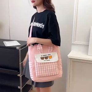 ส่วนหนึ่ง: กระเป๋าผ้าสะพายข้าง ช่องใสของลายสก็อต ใบใหญ่