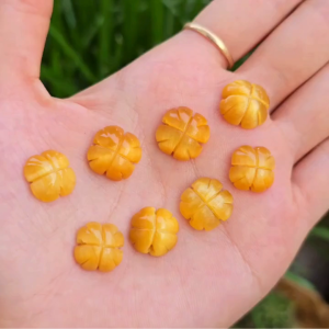 Q2513 Charm cỏ 4 lá MH Vàng Tâm màu vàng ươm đậm cánh mọng tròn có ánh sẵn lỗ 2li Thổ và Kim - Phong Thuỷ TUDO