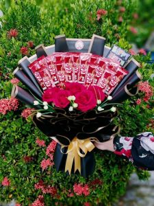 Kitkat bouquet and soap flower . Hadiah . Bouquet . Viral . Anniversary. Birthday gift .