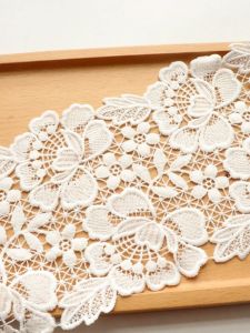 ผ้าลูกไม้ดอกตุ๊กตาบัวสีขาวเนื้อหนา ผ้าลูกไม้ละลายน้ำสำหรับตกแต่งบ้าน ผ้าลายดอกไม้สำหรับทำเสื้อผ้า DIY วัสดุอุปกรณ์