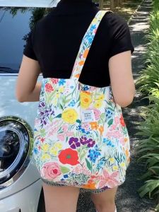 กระเป๋าผ้าดอกไม้ กงฮโยจินสไตล์เดียวกัน กระเป๋าผ้าแคนวาสลายดอกไม้ เล็กและสด กระเป๋าผ้าแคนวาส กระเป๋าสะพายแฟชั่น