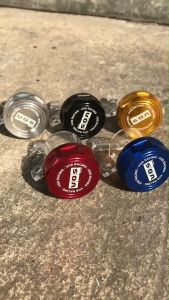 กระปุกน้ำมันเบรค ฝา VOS กระปุกปั้มลอย (กระปุกขาเฉียงสีใส+ฝาVOS) มิเนียมเกรดดี มีหลายสีให้เลือก #แถมฟรีน็อตขาเกี่ยวยึดกระปุก