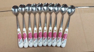 Muỗng inox cán sứ hoa văn dài 15.2cm dùng uống cafe nước phù hợp mọi gia đình