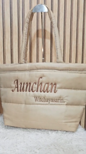 กระเป๋าปักชื่อนุ่มนิ่ม  รุ่น shopping18 นิ้ว ขนาด สูง 11" ปาก ก/ปยาว 18" ฐานกว้าง 6" เปิด-ปิดด้วยซิป มีแผ่นรองก้นกระเป๋า