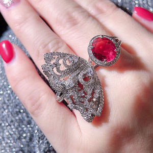 เลื่อมโตนวัตกรรมการออกแบบแหวนประดับปูสีแดงสีขาวเพชรสังเคราะห์ AAAA สไตล์ใหม่ล่าสุดแหวนผีเสื้อ SR157สองวง