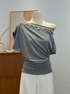 เสื้อยืดแขนสั้นไหล่เดียวเซ็กซี่สำหรับผู้หญิงในช่วงฤดูร้อน เสื้อยืดทรงสลิมฟิต กระโปรงทรงเอ เสื้อผ้าทำงานสไตล์เกาหลี