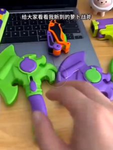 Đồ chơi cà rốt vô tri nhựa rìu   kiếm bắn thẻ xu nhựa mini cho bé  ( giao màu ngẫu nhiên)