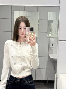 เสื้อสเวตเตอร์สั้นสีขาวปักลายสุนัข ถักนิตติ้ง เสื้อคลุมเปิดสำหรับผู้หญิง ฤดูใบไม้ร่วง 2025 ทรงสลิมฟิต เสื้อชั้นใน เสื้อชั้นใน