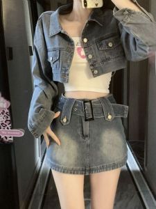 ชุดเดนิมสั้นสไตล์อเมริกันย้อนยุคพร้อมกระโปรงสั้นเอวสูงสำหรับผู้หญิง ชุดแฟชั่นสองชิ้น ดีไซน์สุดแซ่บ