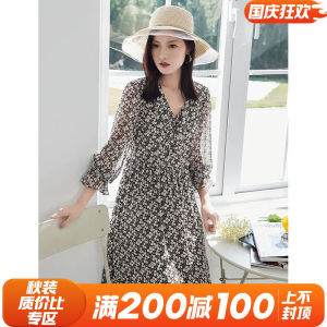 Elegant V-neck Floral Waist-cinching A-line Dress Womens Fashion Autumn 2025 Diamond Button Lace Trim Skirt Sportswear