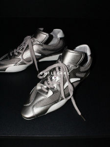 รองเท้าผ้าใบทรงหัวแหลมสีเงินสำหรับผู้หญิง รองเท้าลำลอง สไตล์สตรีท ทรงหัวแหลม ด้านข้างเปิด วัสดุส่วนบนเป็นยาง