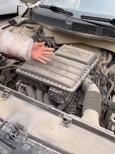 Engine cleaner spray for car Safe Engine Bay Cleaner - No Damage to Wires or Circuits Quickly Removes Oil & Grease