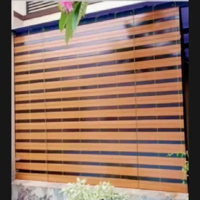 Tirai PVC outdoor berwarna dengan garis horizontal sudah dilengkapi tali penggulung cocok untuk dekorasi rumah dan perawatan jendela.