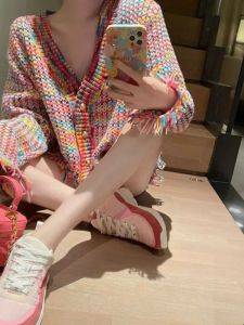 เสื้อสเวตเตอร์ถักคอวีสีสันสดใสสำหรับผู้หญิง ฤดูใบไม้ร่วง 2025 เสื้อคลุมคาร์ดิแกนถักแบบเปิดไหล่ ทรงหลวม แขนยาว ปกติ