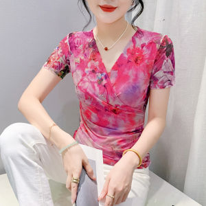 Yimei 2024 Áo thun nữ thanh lịch và ngọt ngào ôm vừa Áo lưới in chữ thập chữ V mới thời trang cộc tay mùa hè nhăn nheo