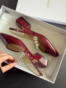 รองเท้า Mary Janes ส้นหนาสีแดง ทรงหัวเหลี่ยม ด้านหน้าประดับเพชร รองเท้าส้นแบนแบบสวมสบายสำหรับผู้หญิง ฤดูใบไม้ผลิ 2024