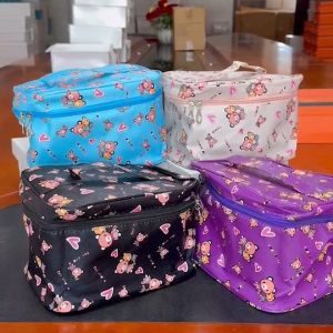 MAYLEY พร้อมส่ง🎀 กระเป๋าเครื่องสำอาง ลายหมี กันน้ำได้ จุของได้เยอะ 💐มีให้เลือก 4 สี💐 มีช่องซิป ใส่แปรงแต่งหน้าได้