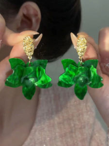 Qin Ruoyi Retro Retro สีเขียวอลูมิเนียมดอกไม้ต่างหูผู้หญิงน้ําหนักเบาเครื่องประดับเข็มเงิน