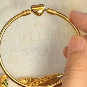 【PETALS_STYLE】Titanium Love Shape Charm Bangle