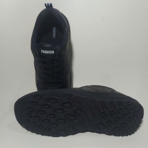 Sepatu pria snaekers sepatu sport olahraga hitam polos bisa buat gaya sepatu sekolah kuliah kerja