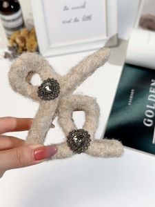 Red Fluffy Shark Hair Clip Womens Fashionable Hair Accessories New Year 2024 Luxury Feeling Headwear Back of Head Hair Clip