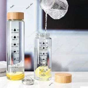 700/1000ML ขวดน้ําแก้วขนาดใหญ่พร้อมฝาปิดประทับเวลาใช้สําหรับดื่มน้ํานมโปร่งใสของขวัญวันเกิด