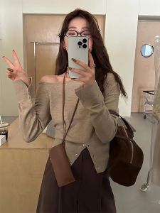 เสื้อสเวตเตอร์ถักคอวีไหล่เดียวไม่สมมาตรสำหรับผู้หญิงในช่วงต้นฤดูใบไม้ร่วง เสื้อสเวตเตอร์ถักแขนยาวแบบสวมหัว สไตล์เกาหลี ปกติ