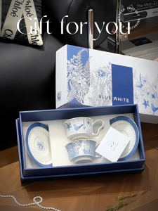 สีฟ้าและดอกไม้เซรามิคถ้วยกาแฟและจานรองชุดเกรดสูงประณีตคู่ถ้วยของขวัญ