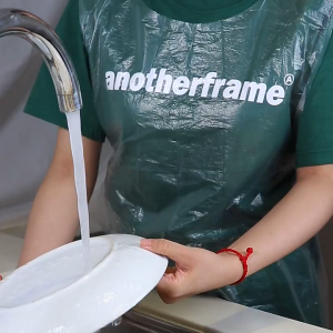 1 Pcs Disposable Plastic Apron Clear Anti Oil Stain Waterproof Adult Kid Apron For Cooking Painting Apron Plastik 一次性围裙