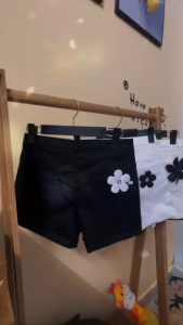 Mùa hè 2025Hàng mới vềQuần short denim in họa tiết hoa cúc nhỏ dành cho nữ Hàn QuốcQuần short denim cạp cao dáng ôm dáng rộng quần ống rộng chữ A