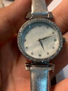 Đồng hồ nữ thời trang mặt khảm trai cọc số và niềng đính đá máy Singapore  size 31mm  dây da nhũ bạc