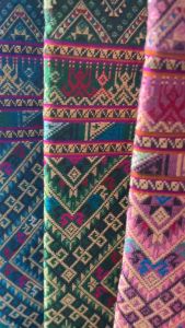 ผ้าไหมอุตรดิตถ์ เนื้อไหมแกมฝ้าย 2หลา กว้าง1 เมตร(ยังไม่ตัดเย็บ)