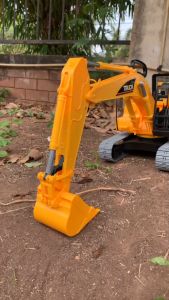 รถแม็กโครมือไถ - สีขาวและสีเหลือง คันใหญ่มาก ราคาประมาณ 1,500 ฿