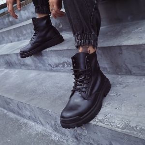 รองเท้าบูทผู้ชายหุ้มข้อสไตล์เท่ สีพื้น ผูกเชือก พื้นหนา ใส่สบาย เหมาะสำหรับกิจกรรมกลางแจ้ง ขี่ม้า ท่องเที่ยว เดินเล่น ใส่ได้ทุกฤดู