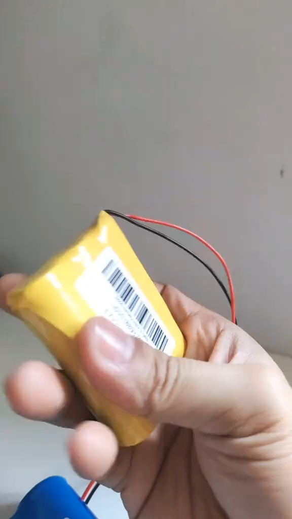 18650 solar-powered lithium battery 3.7V 3000/12000mAh suitable for vacuum cleaners and juicers.