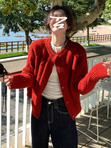 เสื้อสเวตเตอร์ถักนิตติ้งสีแดงสำหรับผู้หญิง ฤดูใบไม้ร่วง/ฤดูหนาว 2025 ใหม่ ความรู้สึกระดับไฮเอนด์ หลวมๆ คาร์ดิแกนเปิดคอตั้ง