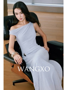 WANGXO | Đầm Bút Chì Dệt Kim Hoa Văn Trễ Vai Có Gợn Sóng Lấp Lánh