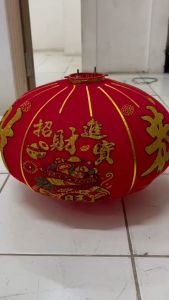 [2 Pcs] Lampion Imlek Bludru Merah Ukuran 60 80 100 / Lampion Bludru / Lampion Zcnf/Hkfg Mrh\\n\\n Apa Itu Lampion Bludru Merah?\\n\\nLampion Bludru Merah adalah salah satu bentuk lampion tradisional yang digunakan dalam perayaan Imlek. Lampion ini memiliki desain unik dengan warna merah yang menarik dan bludru yang berkilau. Lampion Bludru Merah biasanya digunakan untuk memperindah rumah, tempat ibadah, atau pusat perayaan Imlek lainnya.\\n\\n Sejarah Lampion Bludru Merah\\n\\nLampion Bludru Merah telah menjadi bagian dari budaya Tionghoa selama berabad-abad. Lampion ini memiliki makna simbolis yang kuat dalam budaya Tionghoa, di mana warna merah melambangkan keberuntungan dan bludru melambangkan kemakmuran. Lampion Bludru Merah telah menjadi bagian tak terpisahkan dari perayaan Imlek, yang menandai awal tahun baru Tionghoa.\\n\\n Desain Lampion Bludru Merah\\n\\nLampion Bludru Merah memiliki desain yang indah dan menarik. Biasanya, lampion ini dibuat dengan bahan kertas berkualitas tinggi dan dilengkapi dengan bludru yang berkilau. Desain lampion ini sering kali mencakup gambar-gambar yang memiliki makna simbolis, seperti naga, ikan, atau burung phoenix.\\n\\n Cara Menggunakan Lampion Imlek Bludru Merah\\n\\nLampion Bludru Merah dapat digunakan dalam berbagai cara selama perayaan Imlek. Berikut adalah beberapa contoh penggunaannya:\\n\\n Menyambut Imlek dengan Lampion Bludru Merah\\n\\nLampion Bludru Merah dapat digunakan untuk memperindah rumah atau tempat ibadah Anda selama perayaan Imlek. Anda dapat menggantung lampion ini di pintu masuk, dinding, atau langit-langit untuk memberikan sentuhan keindahan tradisional pada tempat Anda.\\n\\n Menyimpan dan Memelihara Lampion Bludru Merah\\n\\nLampion Bludru Merah harus disimpan dengan hati-hati untuk menjaga keindahannya. Anda dapat menyimpan lampion ini di tempat yang aman dan kering ketika tidak digunakan. Pastikan untuk membersihkan lampion secara teratur untuk menjaga kebersihan dan keindahannya.\\n\\n Variasi Ukuran Lampion Bludru Merah\\n\\nLampion Bludru Merah tersedia dalam berbagai ukuran, mulai dari 60 cm hingga 100 cm. Berikut adalah deskripsi singkat tentang masing-masing ukuran:\\n\\n Ukuran 60 cm\\n\\nLampion Bludru Merah ukuran 60 cm adalah pilihan yang sempurna untuk rumah atau tempat ibadah kecil. Lampion ini memiliki desain yang indah dan menarik, tetapi lebih kecil dibandingkan dengan ukuran lainnya.\\n\\n Ukuran 80 cm\\n\\nLampion Bludru Merah ukuran 80 cm adalah pilihan yang sempurna untuk rumah atau tempat ibadah sedang. Lampion ini memiliki desain yang indah dan menarik, serta lebih besar dibandingkan dengan ukuran 60 cm.\\n\\n Ukuran 100 cm\\n\\nLampion Bludru Merah ukuran 100 cm adalah pilihan yang sempurna untuk rumah atau tempat ibadah besar. Lampion ini memiliki desain yang indah dan menarik, serta lebih besar dibandingkan dengan ukuran lainnya.\\n\\n Lampion Zcnf/Hkfg Mrh: Alternatif Desain Lampion Bludru Merah\\n\\nLampion Zcnf/Hkfg Mrh adalah alternatif desain Lampion Bludru Merah yang menawarkan kelebihan tersendiri. Berikut adalah perbedaan antara kedua jenis lampion ini:\\n\\n Perbedaan Antara Lampion Bludru Merah dan Lampion Zcnf/Hkfg Mrh\\n\\nLampion Bludru Merah dan Lampion Zcnf/Hkfg Mrh memiliki perbedaan dalam desain dan bahan pembuatan. Lampion Bludru Merah biasanya dibuat dengan bahan kertas berkualitas tinggi dan dilengkapi dengan bludru yang berkilau, sementara Lampion Zcnf/Hkfg Mrh dibuat dengan bahan lain yang lebih ringan dan tahan lama.\\n\\n Kelebihan Lampion Zcnf/Hkfg Mrh\\n\\nLampion Zcnf/Hkfg Mrh memiliki beberapa kelebihan dibandingkan dengan Lampion Bludru Merah. Lampion ini lebih ringan dan tahan lama, sehingga lebih mudah untuk digantung dan disimpan. Selain itu, Lampion Zcnf/Hkfg Mrh juga memiliki desain yang unik dan menarik, yang dapat memberikan sentuhan keindahan tradisional pada tempat Anda.\\n\\nDengan berbagai pilihan ukuran dan desain, Lampion Bludru Merah dan Lampion Zcnf/Hkfg Mrh adalah pilihan yang sempurna untuk memperindah rumah atau tempat ibadah Anda selama perayaan Imlek. Pastikan untuk menyimpan dan memelihara lampion dengan hati-hati untuk menjaga keindahannya.\"