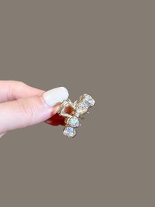 Fashionable Mini Crystal Shark Clamp Hair Clip Twisted Braid Top Clip Stylish Hair Accessories Korean Style Hair Grips