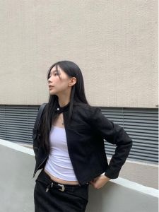 แจ็คเก็ตสั้นสไตล์อเมริกันย้อนยุค Here/ดีไซน์เก๋ไก๋สำหรับผู้หญิง สีดำ ทรงหลวม แขนยาว ปกจักรวาล ฤดูใบไม้ร่วง 2023