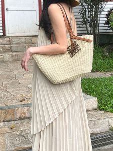 Large Capacity Wicker Basket Bag Beach Vacation Straw Bag Basket Shape Artistic Style Double Handle Shoulder Handbag for Youth