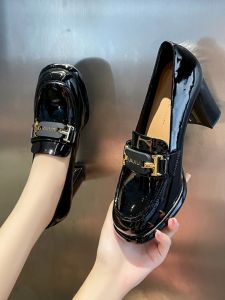 รองเท้าเดี่ยวปากลึก ผู้หญิง ส้นหนา สไตล์อังกฤษ 2024 ใหม่ Mary Janes Retro Square Head รองเท้าส้นสูงสวมใส่สบาย หนัง