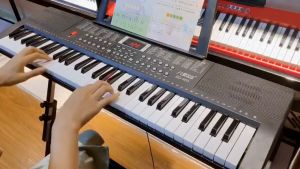 คีย์บอร์ดเปียโนอิเล็กทรอนิกส์ 61 คีย์ พร้อมไมค์ฟรี! | เสียงจริงระดับมืออาชีพ | เชื่อมต่อ USB/MP3 | ของขวัญนักดนตรี