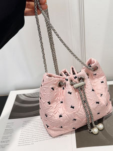 กระเป๋าสะพายข้างผู้หญิงพร้อมโซ่ปEARL กระเป๋าสะพายไหล่แบบลำลองพร้อมเชือกผูก ลายการ์ตูนสุดเก๋ กระเป๋าสะพายข้างแบบลำลองสำหรับผู้หญิง